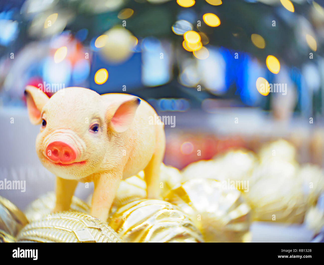 Le decorazioni di Natale e giocattoli. Natale e Anno Nuovo festosa di soft-focalizzato lo sfondo con un maiale come un simbolo del nuovo anno. Foto Stock