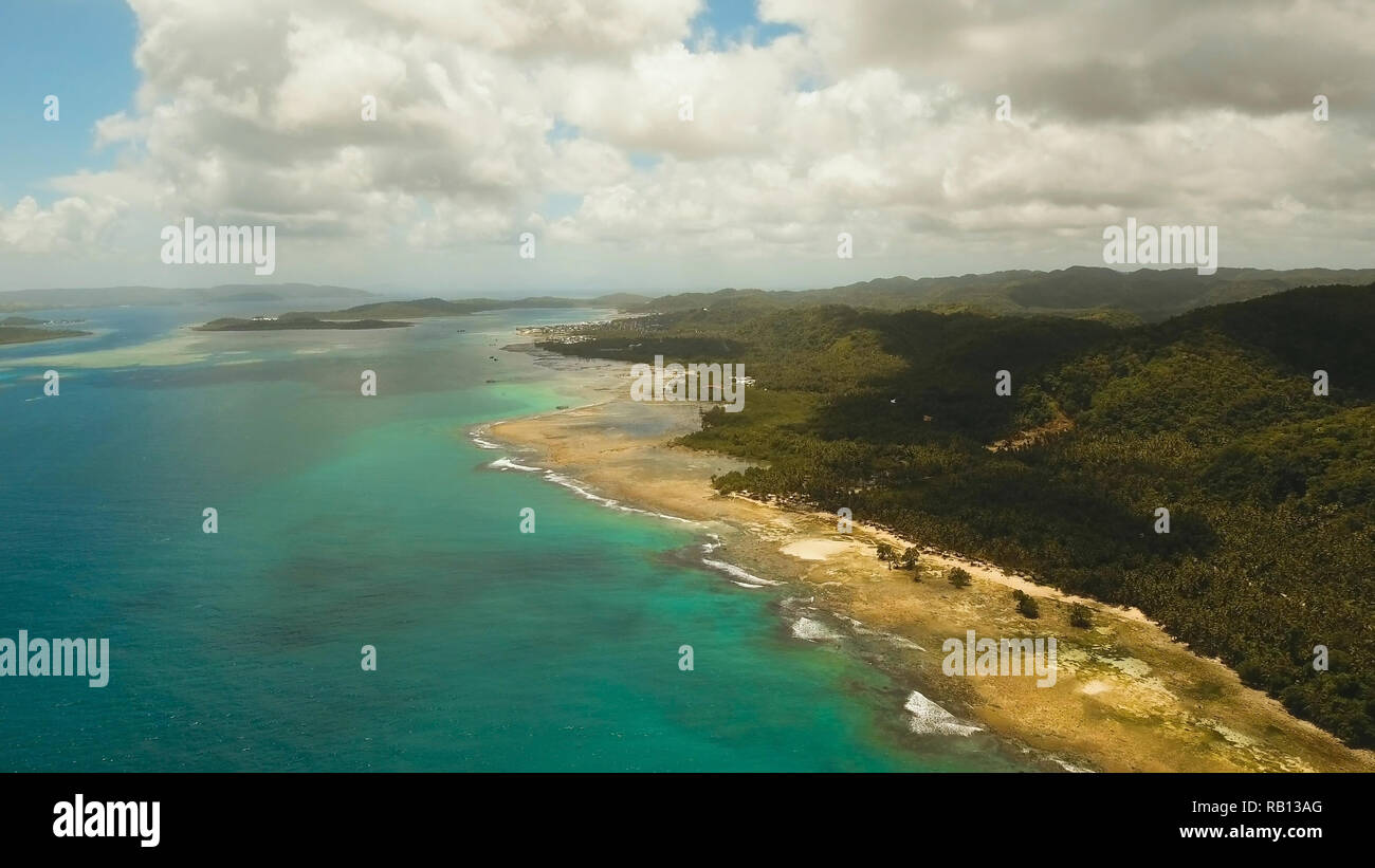 Vista aerea della spiaggia tropicale sull'isola Siargao, Filippine. Bellissima isola tropicale con spiaggia di sabbia, palme. Paesaggio tropicale: spiaggia con palme. Seascape: oceano e cielo, mare . Filippine. Foto Stock