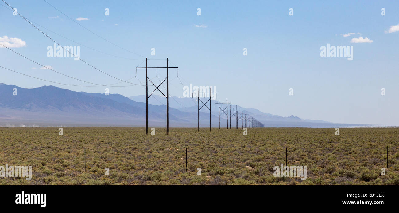 Torri di alimentazione lungo U.S. Route 50 è una autostrada transcontinentale nel Regno denominato La Strada isolate in America dalla rivista Life nel luglio 1986 Foto Stock