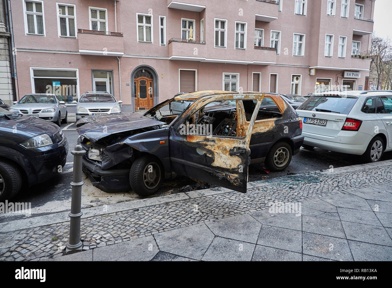 Una completamente bruciato auto con distrutto e arrugginita interno Foto Stock