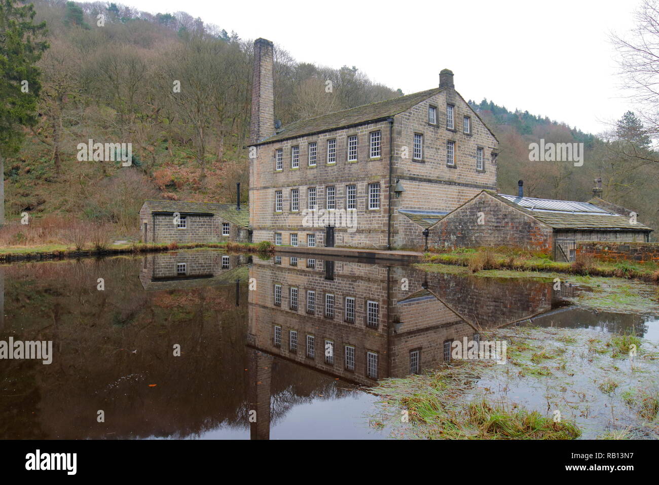 Riflessioni di Gibson mulino in un stagno a Hardcastle Crags Foto Stock