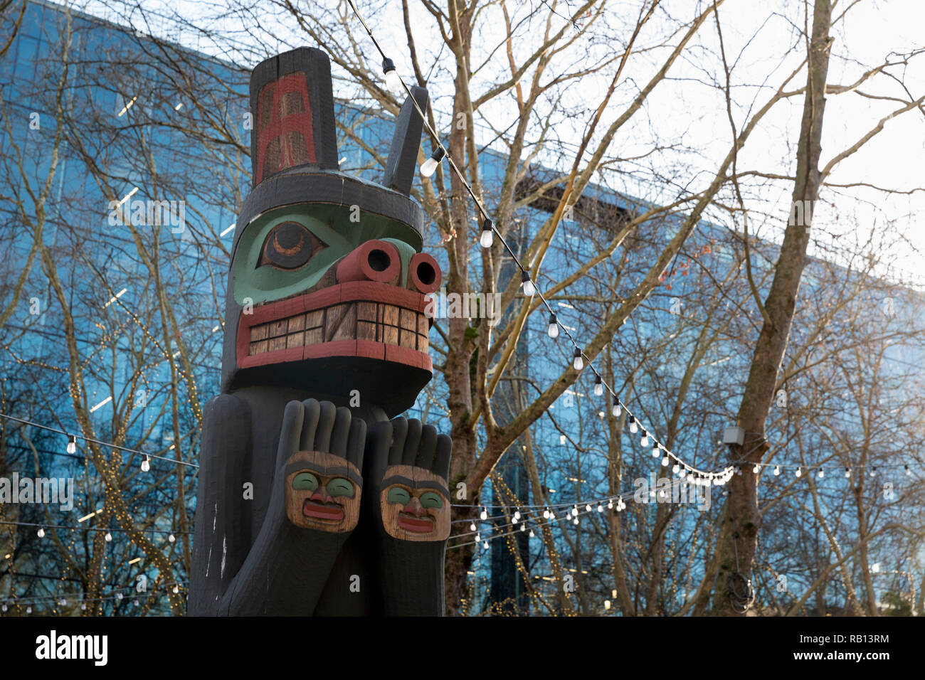 Seattle, Washington: Duane Pasco il totem in Occidental Square si crogiola in sunsine durante una pausa nel vento e pioggia tempesta che ha colpito la regione Foto Stock
