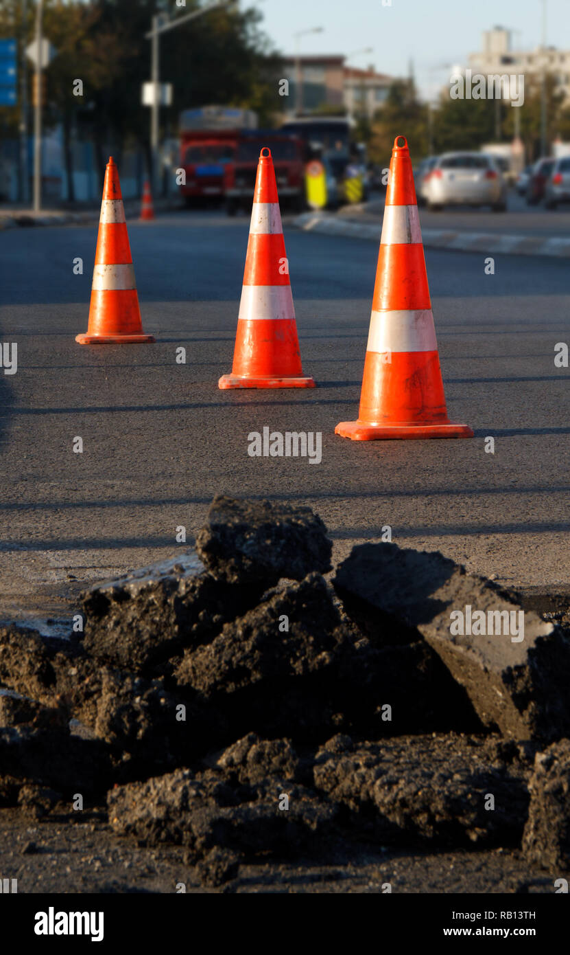 Costruzione di asfalto e coni di sicurezza su strada Foto Stock