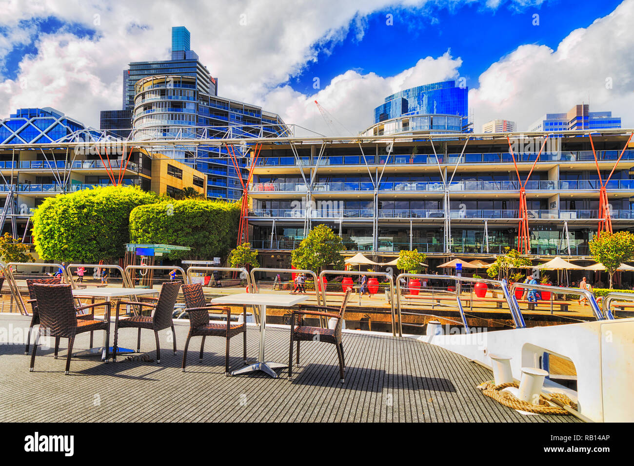 Apertura superiore del ponte della nave da crociera al Sydney Darling Harbour street wharf contro città edifici di appartamenti e alti torri. Foto Stock