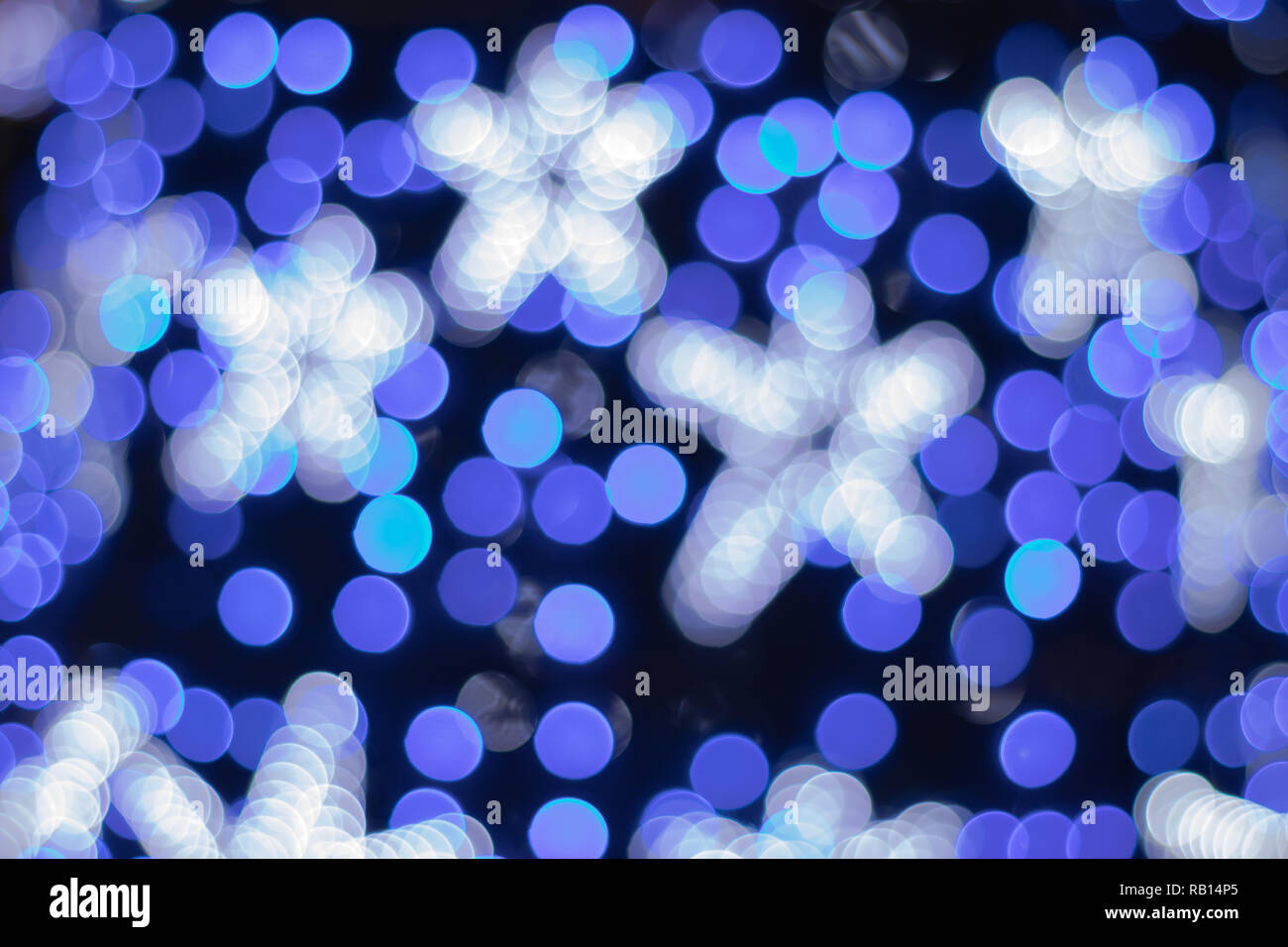 Blue shine con effetto bokeh di fondo e messa a fuoco selettiva. Festa con sfondo blu luminoso luci, stelle blu Foto Stock