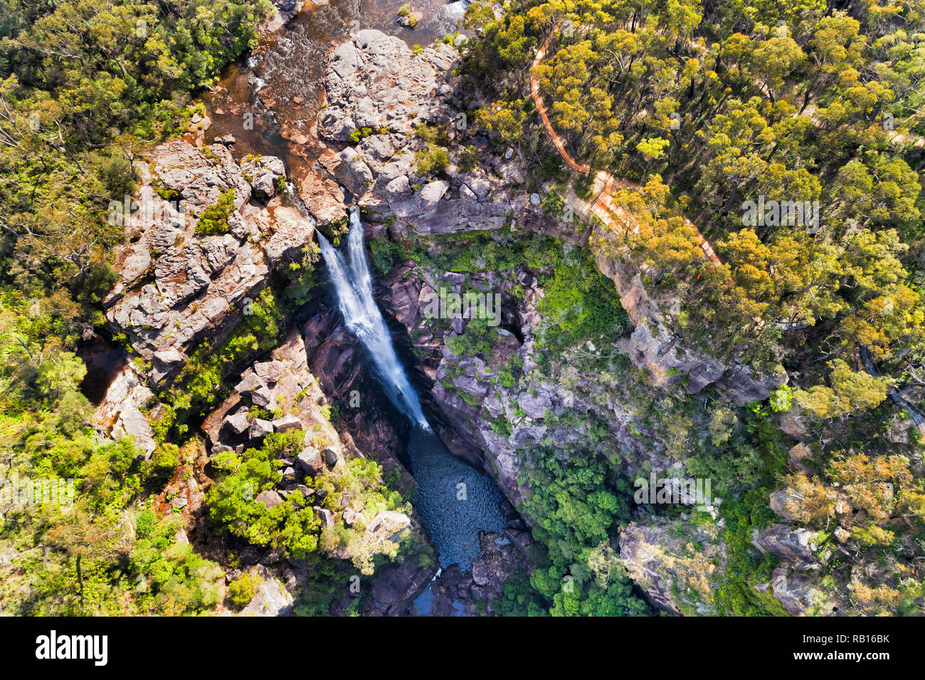 Flusso di acqua sul fiume di canguro che ricade verso il basso per eroso creek - inizio di Kangaroo Valley noto come Carrington cade nelle montagne di arenaria. Antenna Foto Stock