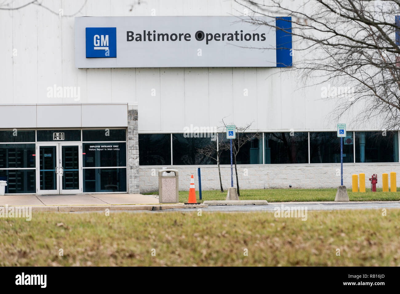 Un logo segno esterno della General Motors (GM) Operazioni di Baltimora impianto In Palude Bianca, Maryland, il 23 dicembre 2018. Foto Stock