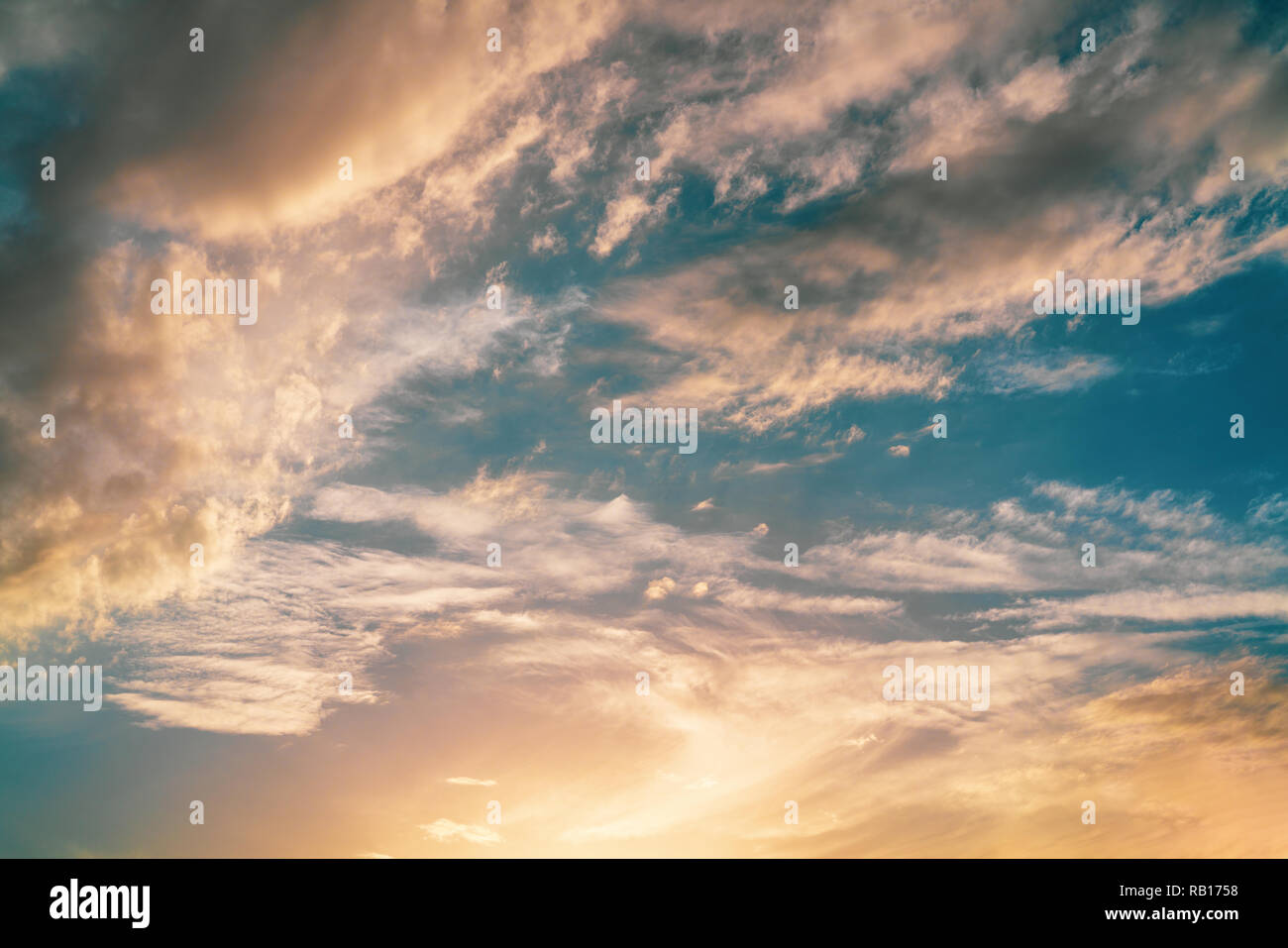 Cielo blu e arancione della luce del sole attraverso le nuvole nel cielo di sopravvivere. Foto Stock