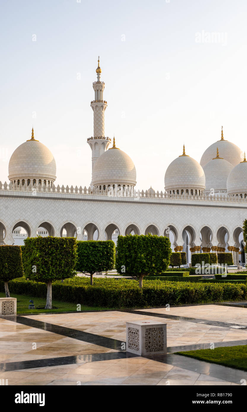 Dubai, Emirati Arabi Uniti - Ottobre, 2018:La bella bianca e oro Gran Moschea Sheikh Zayed con cielo blu chiaro Foto Stock