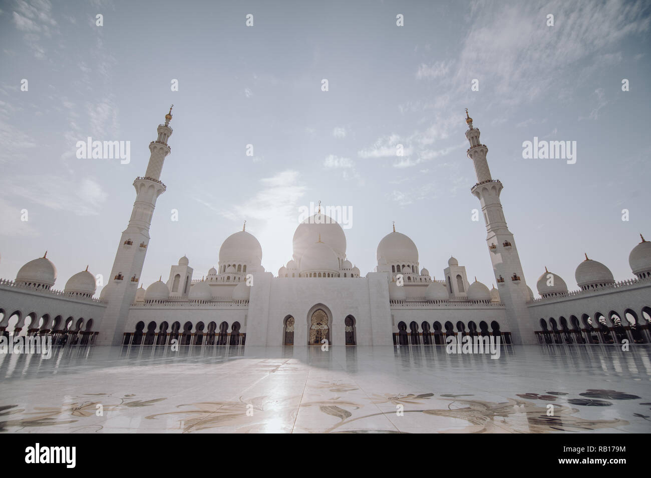 Dubai, Emirati Arabi Uniti - Ottobre 2018: la bella bianca e oro Gran Moschea Sheikh Zayed con cielo blu chiaro Foto Stock