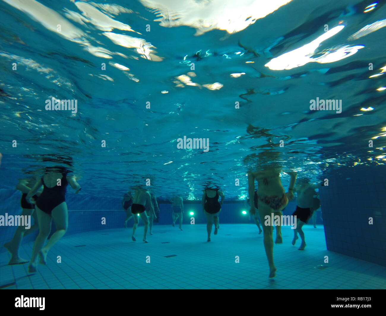 immagine subacquea di persone che fanno aerobica in acqua Foto Stock