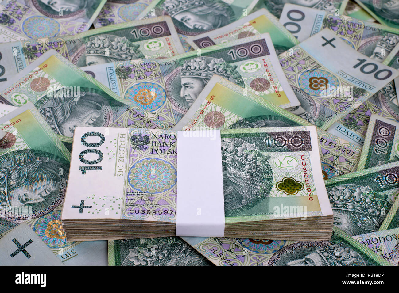 Sfondo costituito di Polish zloty 100 banconote con pacchetto nel mezzo. Consistenza finanziaria astratta. Foto Stock