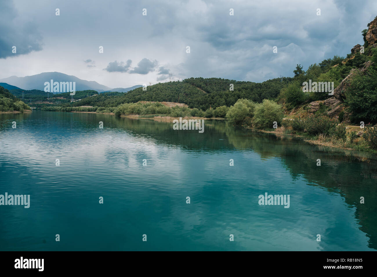 Bellissima natura con il lago e il cielo blu. Foto Stock