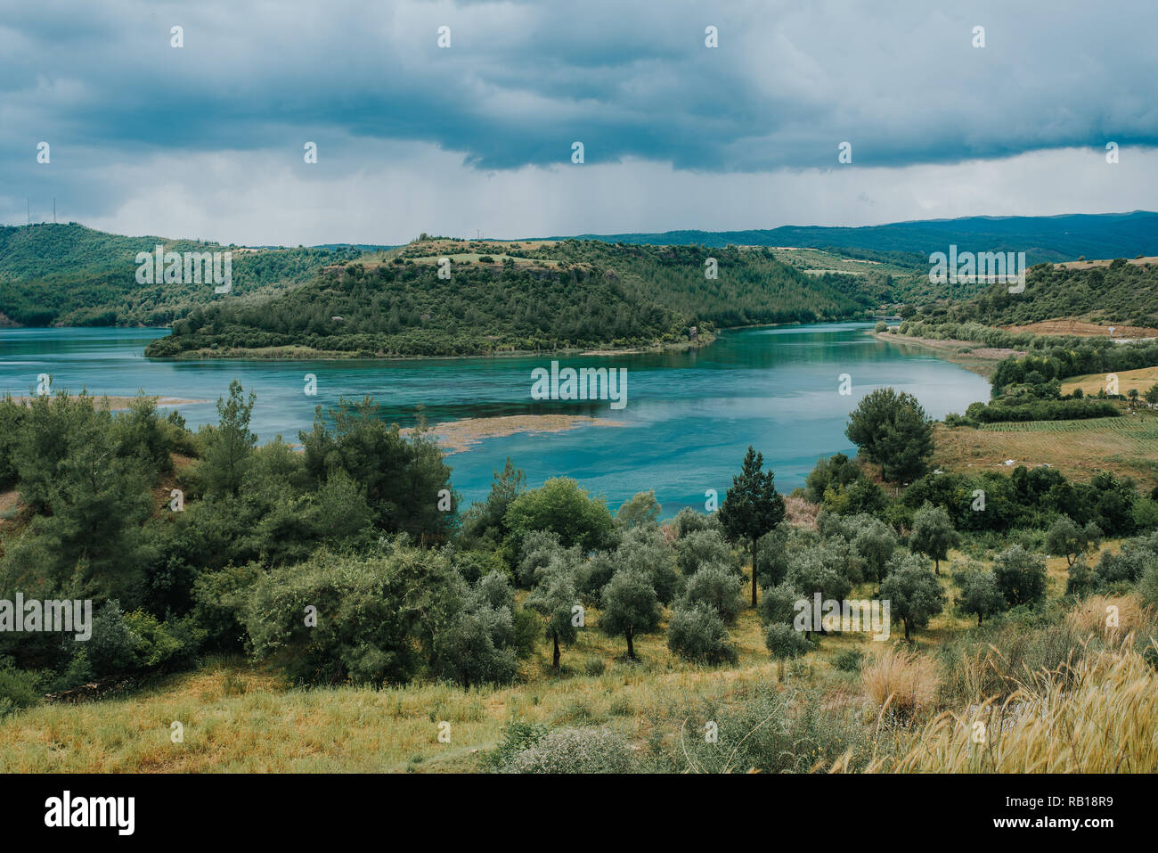 Bellissima natura con il lago e il cielo blu. Foto Stock