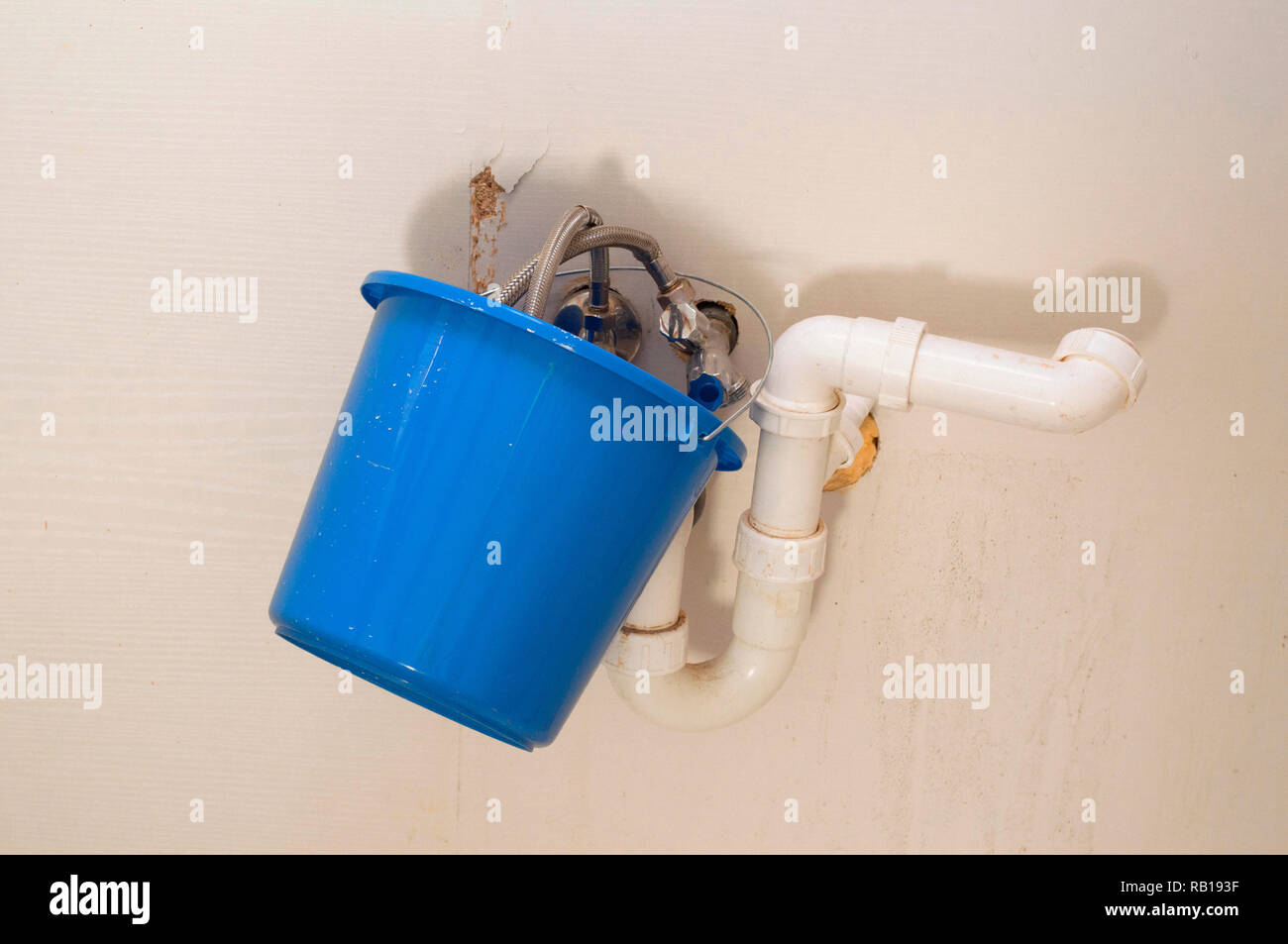 Goccioline d'acqua sparse intorno, catturando una ristrutturazione della cucina Foto Stock