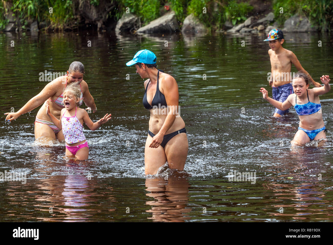 Estate bambini di balneazione nel fiume, Repubblica Ceca Foto Stock
