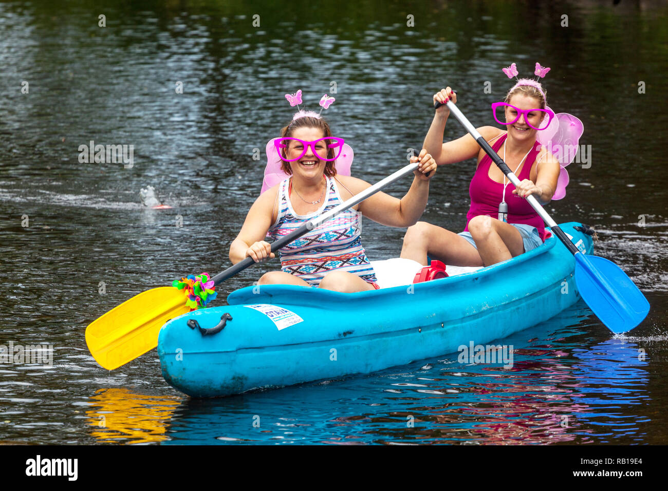 Due ragazze canoa fiume in maschera farfalla, avventura estiva sul fiume, Repubblica Ceca godendo di esperienza di viaggio Foto Stock