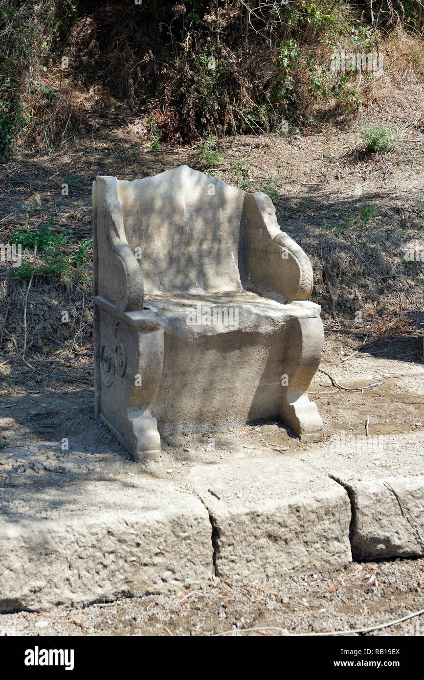 Una Proedria, una sede che di solito si trova sulla bancata anteriore su un teatro greco riservati per gli ospiti speciali, il Greco antico santuario di Apollo di Claros, Turke Foto Stock