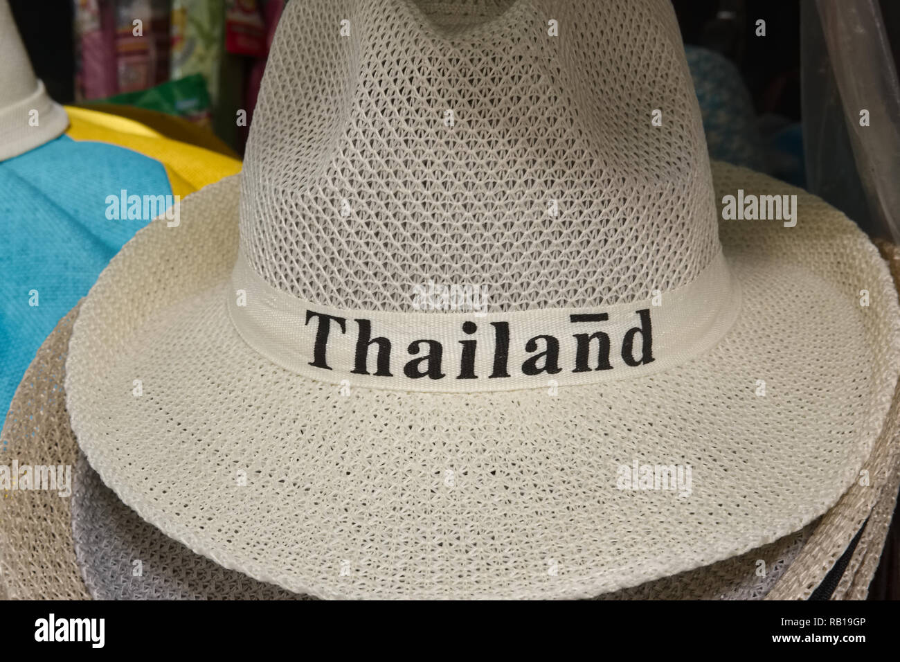 Un cappello, popolare con i turisti in Thailandia, in una stalla di souvenir a Bangkok, in Thailandia Foto Stock