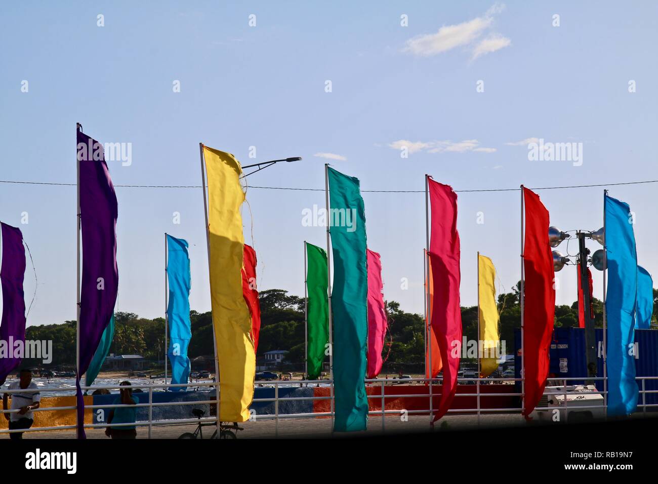 Banner colorati sbattimenti nel vento da un lago Foto Stock