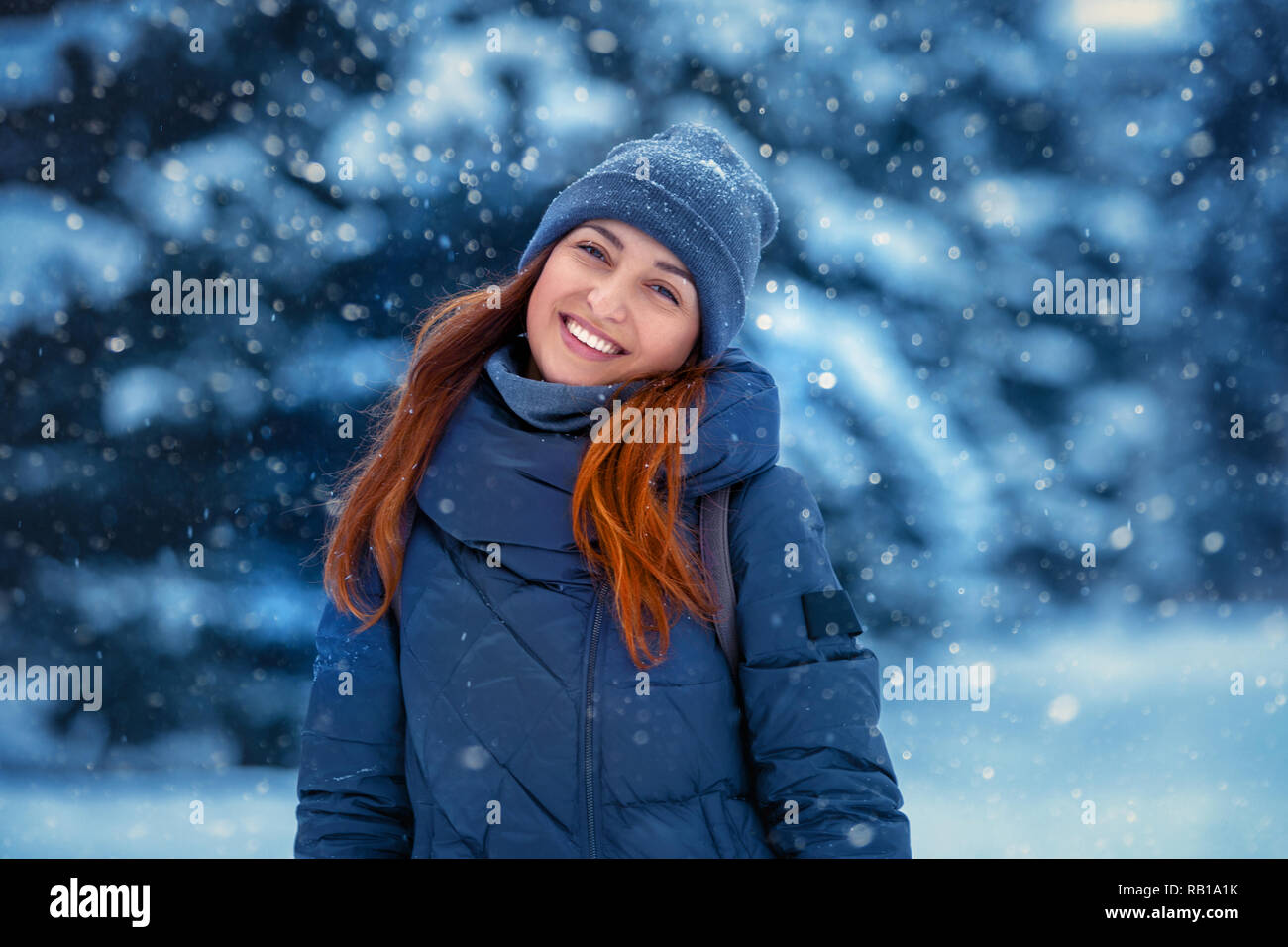 Ritratto di una giovane e bella donna allegra in inverno in natura Foto Stock