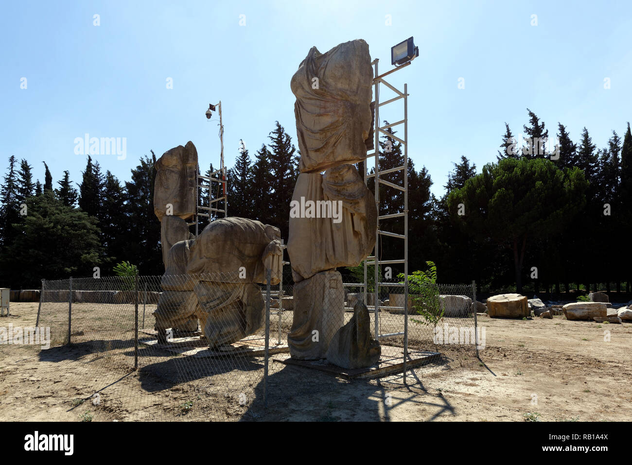 Frammenti di 8 metri di altezza le statue di Apollo, Artemis e Leto che sorgeva all'interno del Tempio di Apollo di Claros, Turchia. Foto Stock