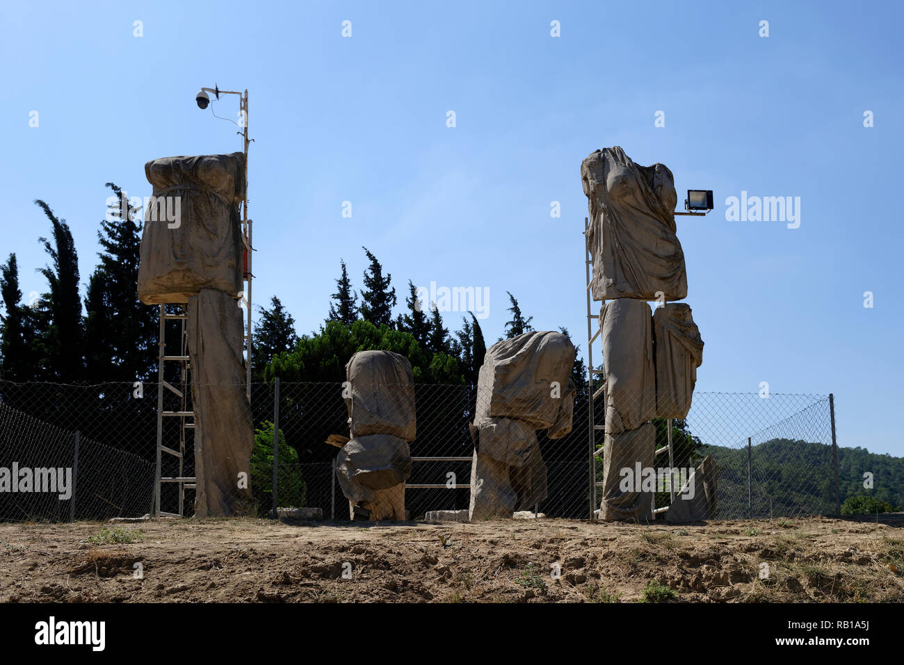 Frammenti di 8 metri di altezza le statue di Apollo, Artemis e Leto che sorgeva all'interno del Tempio di Apollo di Claros, Turchia. Foto Stock