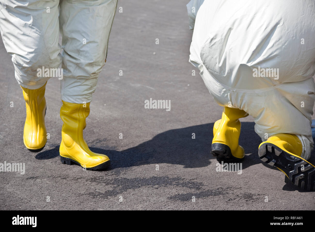 Due uomini in abbigliamento protettivo. L'ingranaggio gonfiabile protegge contro la contaminazione con particelle radioattive contro le radiazioni alfa e nuovamente parzialmente Foto Stock