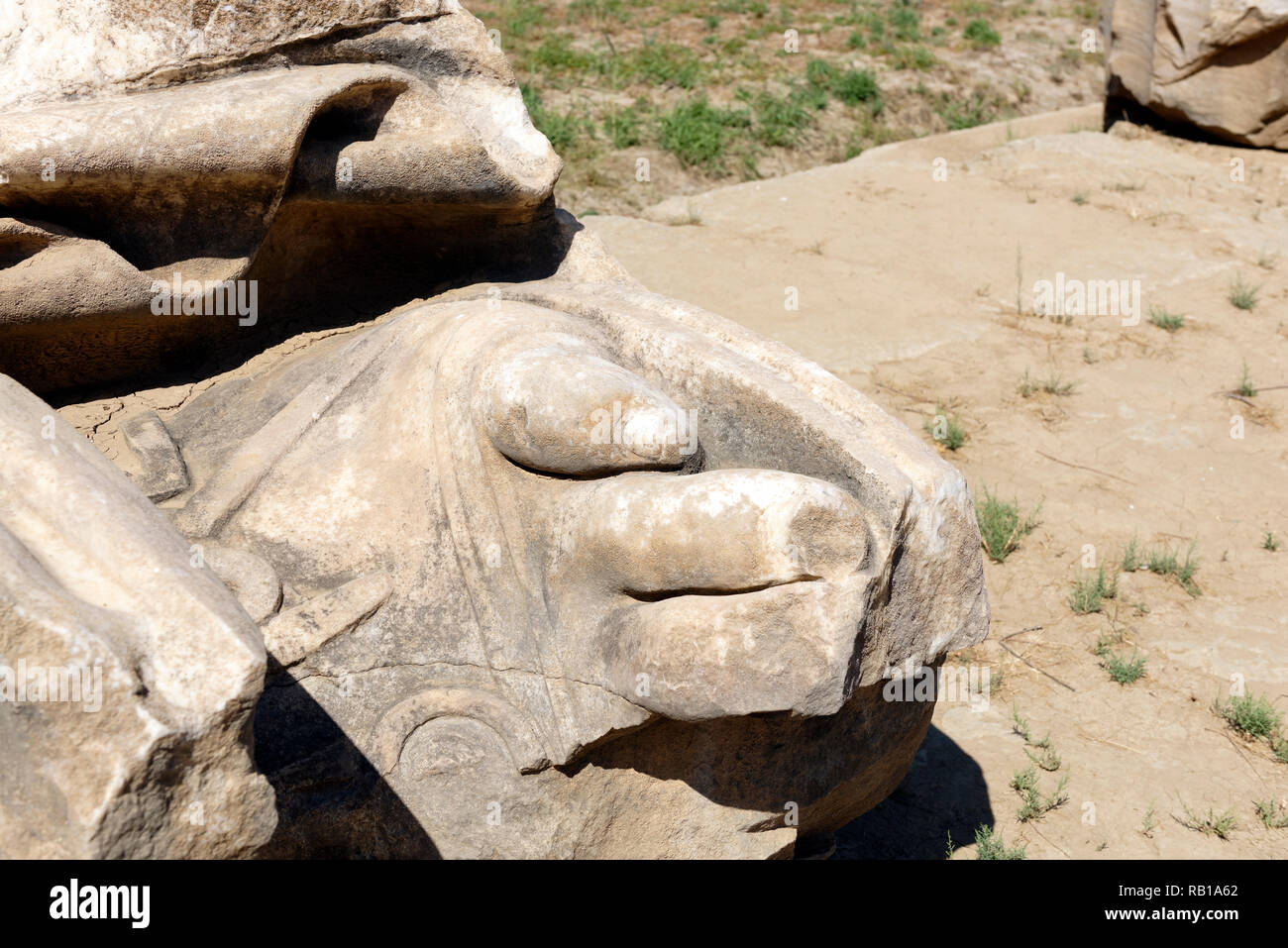 Frammento di piede appartenente ad una delle Statue colossali di Apollo, Artemide e Leto che sorgeva all'interno del Tempio di Apollo di Claros, Turchia. Foto Stock