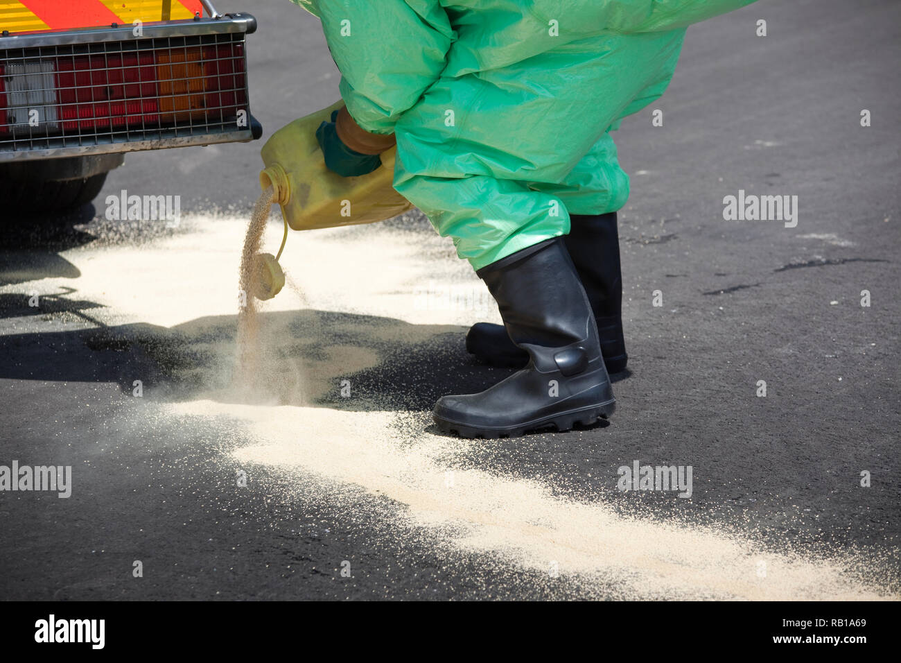 Uomo in abbigliamento protettivo pulizia dopo il disastro chimico. L'ingranaggio gonfiabile protegge anche contro la contaminazione con particelle radioattive contro Foto Stock