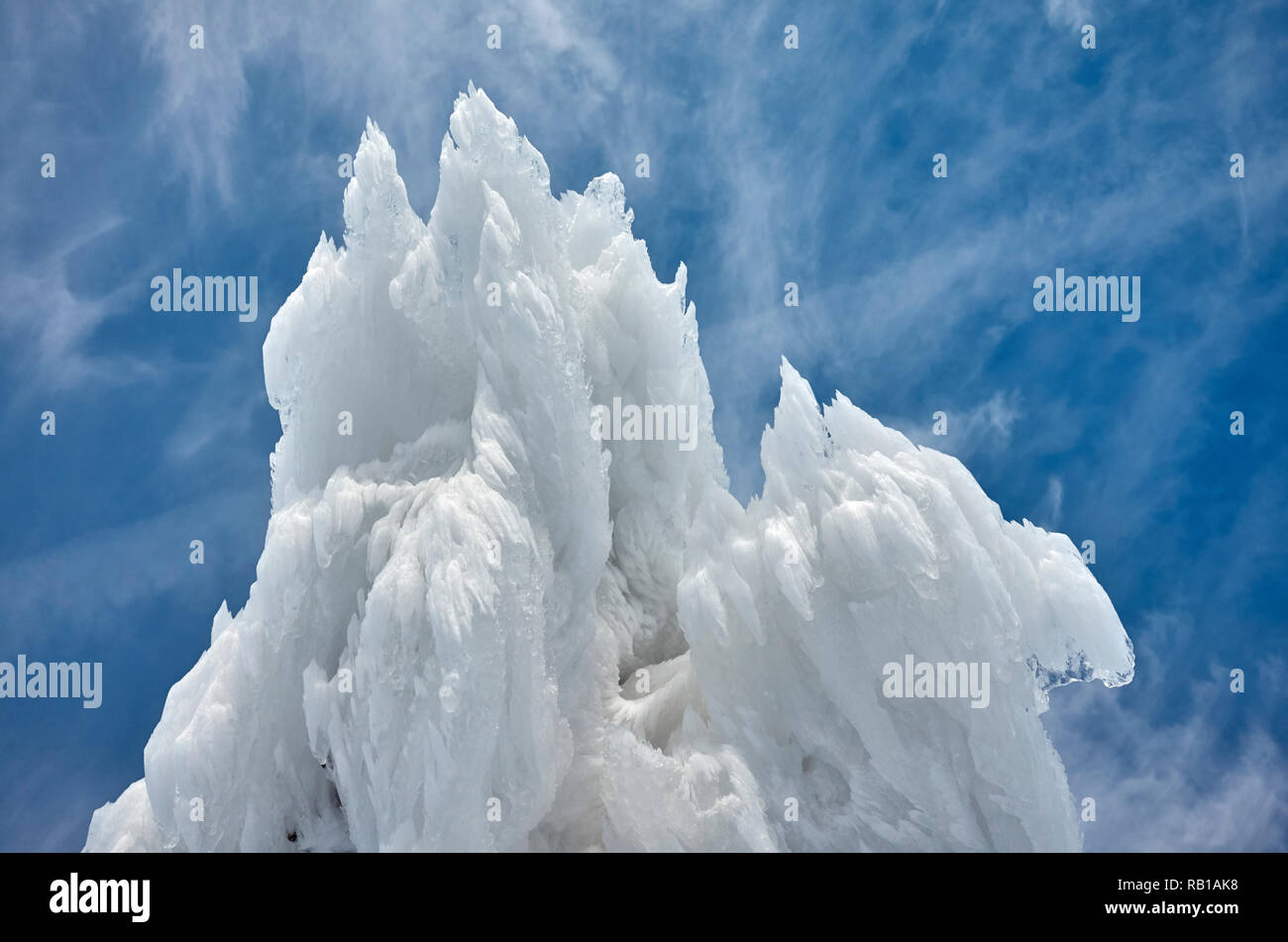 Formazioni di ghiaccio contro il cielo, abstract sfondo d'inverno. Foto Stock