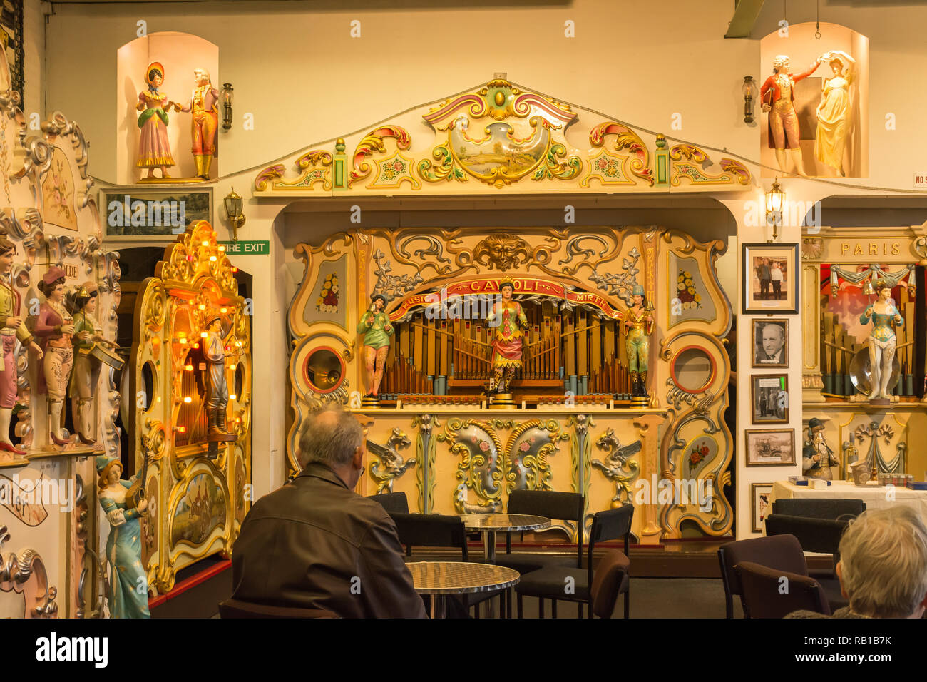 Interno della Amersham Fair Organ museo su un open day, Buckinghamshire, UK, che mostra alcuni degli strumenti storici per la raccolta Foto Stock