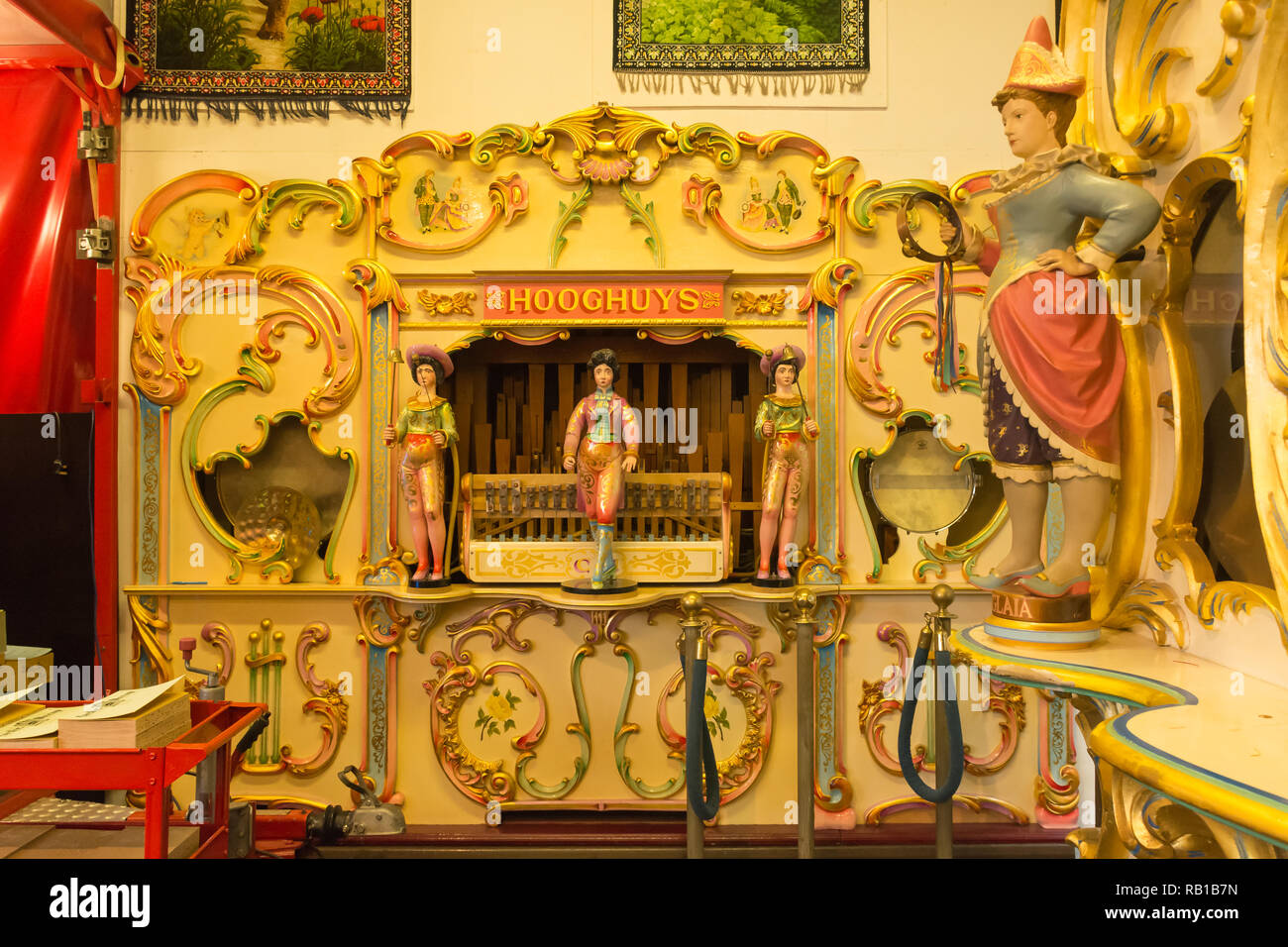 Interno della Amersham Fair Organ museo su un open day, Buckinghamshire, UK, con uno strumento fabbricato da Hooghuys Foto Stock