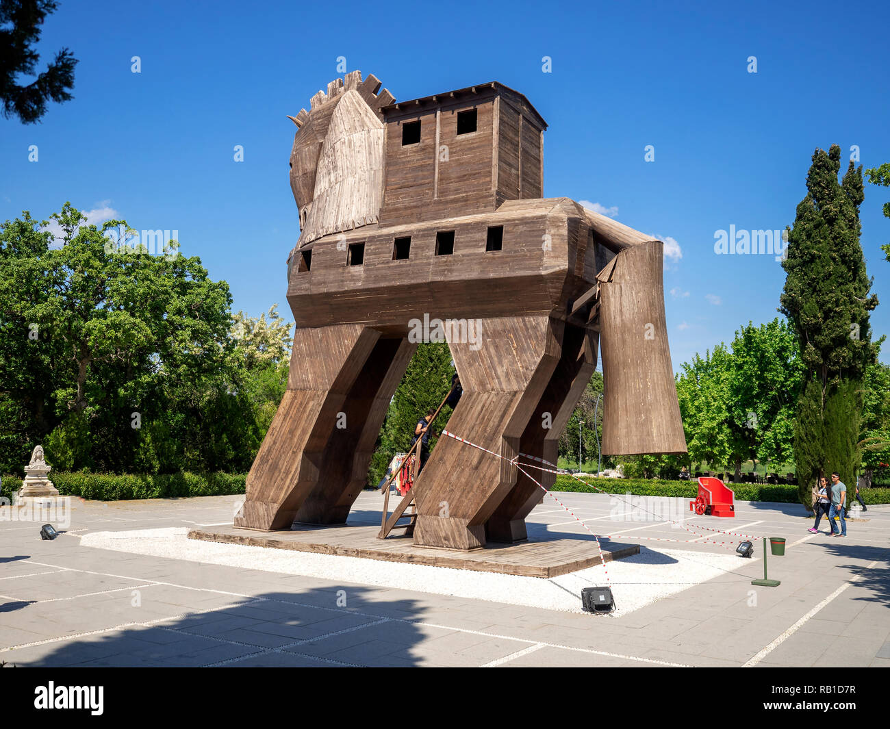 Canakkale, Turchia - 06 Maggio 2017: La replica di legno cavallo di troia presso l'antica città di Troia, Canakkale, Turchia, in cui le persone possono salire th Foto Stock