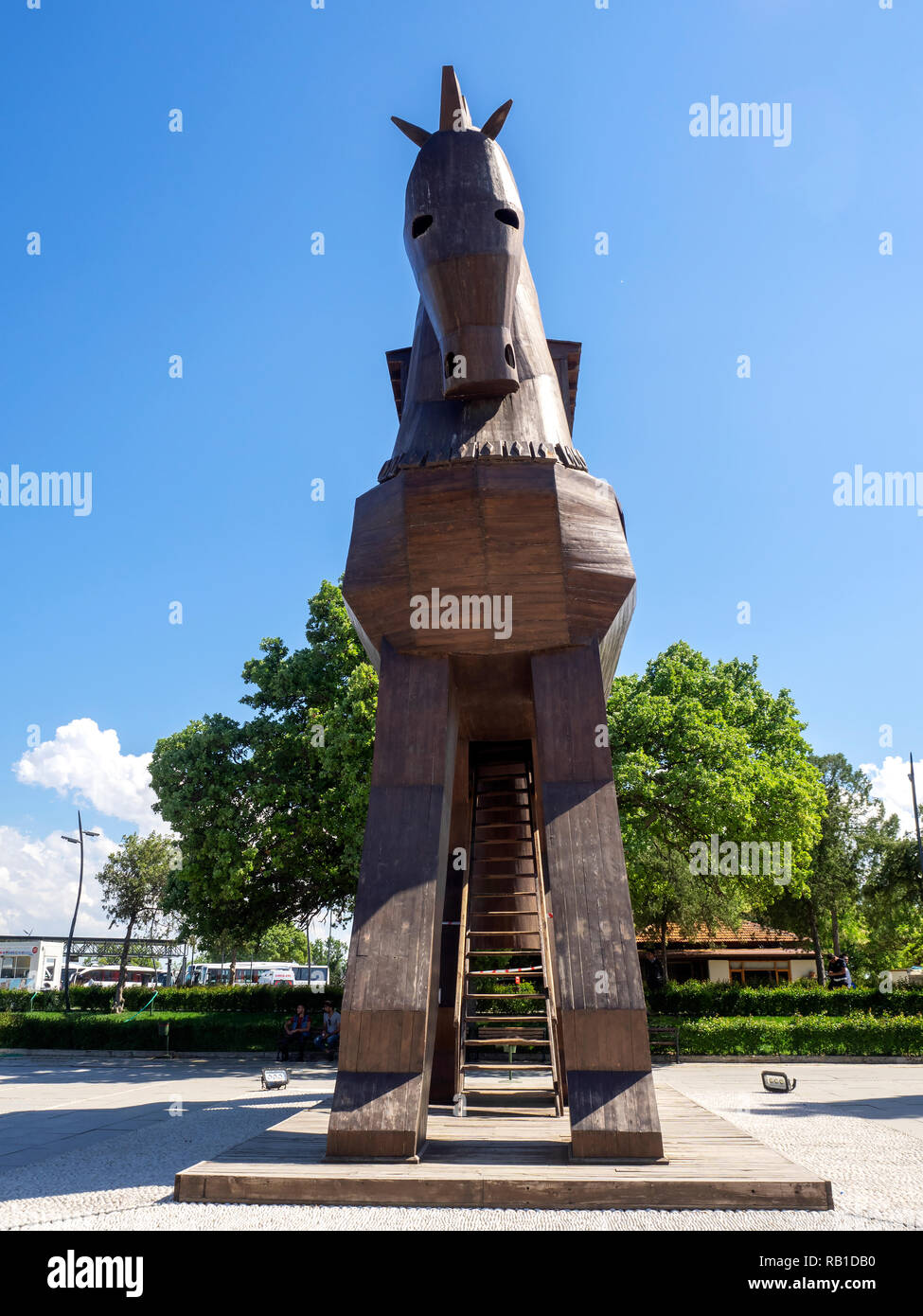 Canakkale, Turchia - 06 Maggio 2017: La replica di legno cavallo di troia presso l'antica città di Troia, Canakkale, Turchia, in cui le persone possono salire th Foto Stock