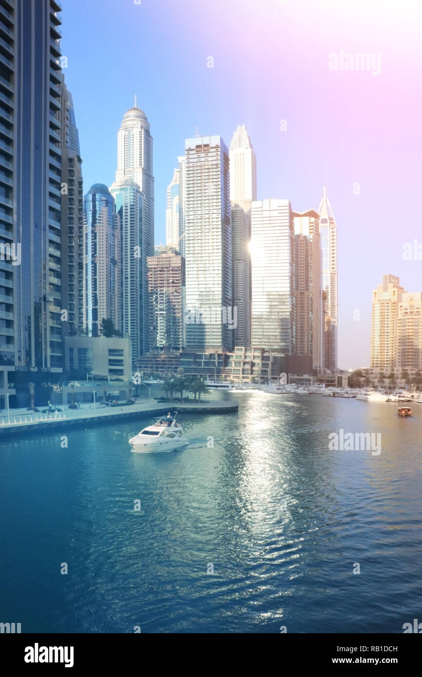 Marina di Dubai, Emirati Arabi Uniti. Alba sul moderno skyline della citta'. Foto Stock