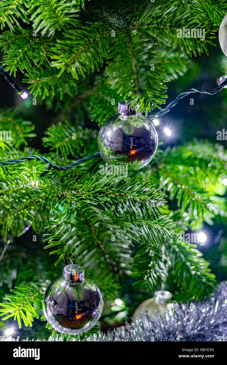 Abete con illuminazione e palla di Natale Foto Stock