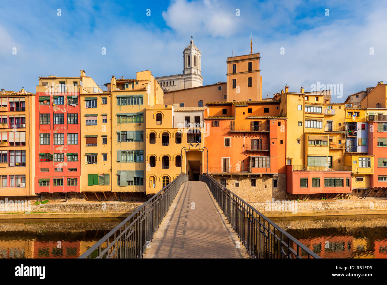 Ponte che attraversa il fiume in Gerona Spagna Foto Stock