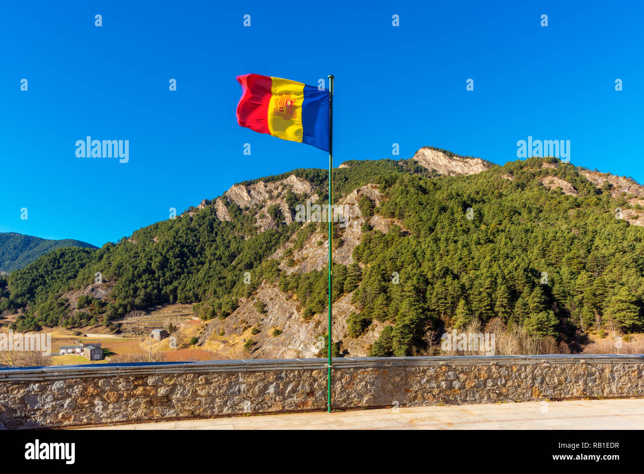 Bandiera nazionale di Andorra sventolare nel villaggio di Ordino Andorra Foto Stock
