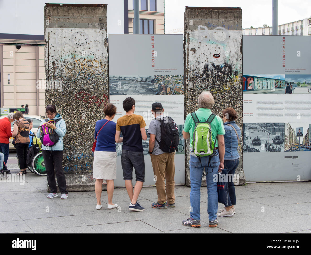 Berlino, Germania - 26 giugno 2017: i turisti in cerca di una parte del vecchio Muro di Berlino a Potsdamer Platz di Berlino Foto Stock