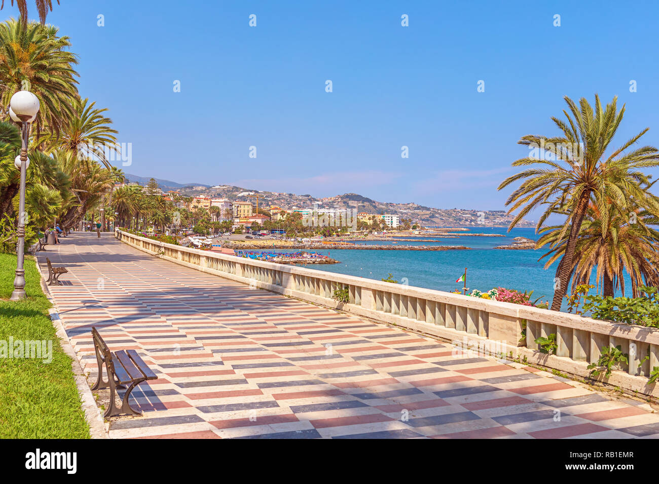 San Remo, Italia - 24 Giugno 2018: Corso dell'Imperatrice promende pedonale street in San Remo con vista della spiaggia e il panorama della città. Foto Stock