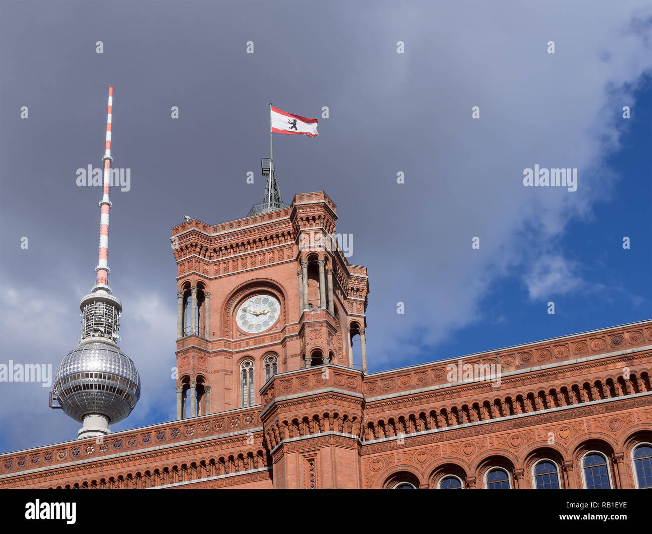 Berlino, Germania - 8 ottobre 2017: Famosi Rotes Rathaus, significato Red City Hall in lingua tedesca, con la torre della TV in background in Berlin Foto Stock