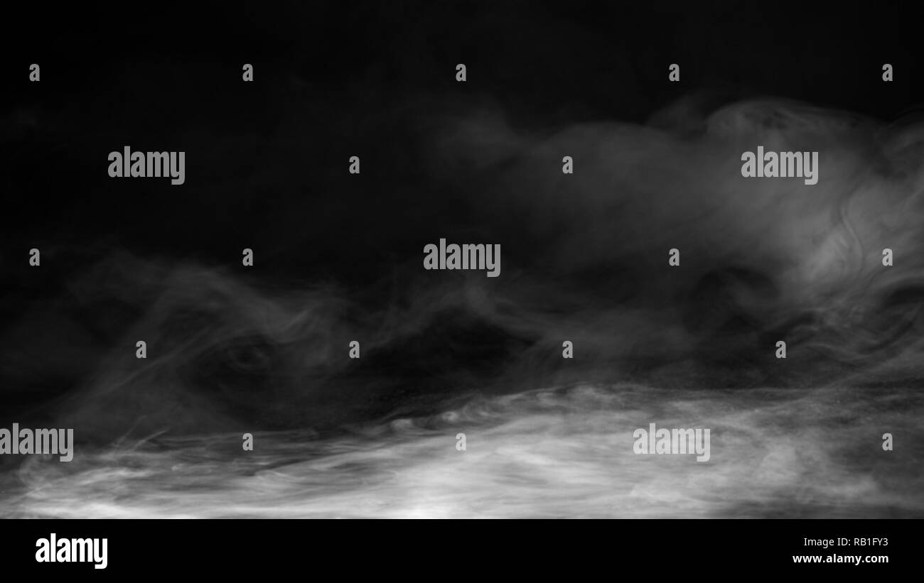 Realistico di ghiaccio secco pavimento di fumo. Nuvole le sovrapposizioni di nebbia consistenza perfetta. Misty isolato su sfondo nero Foto Stock