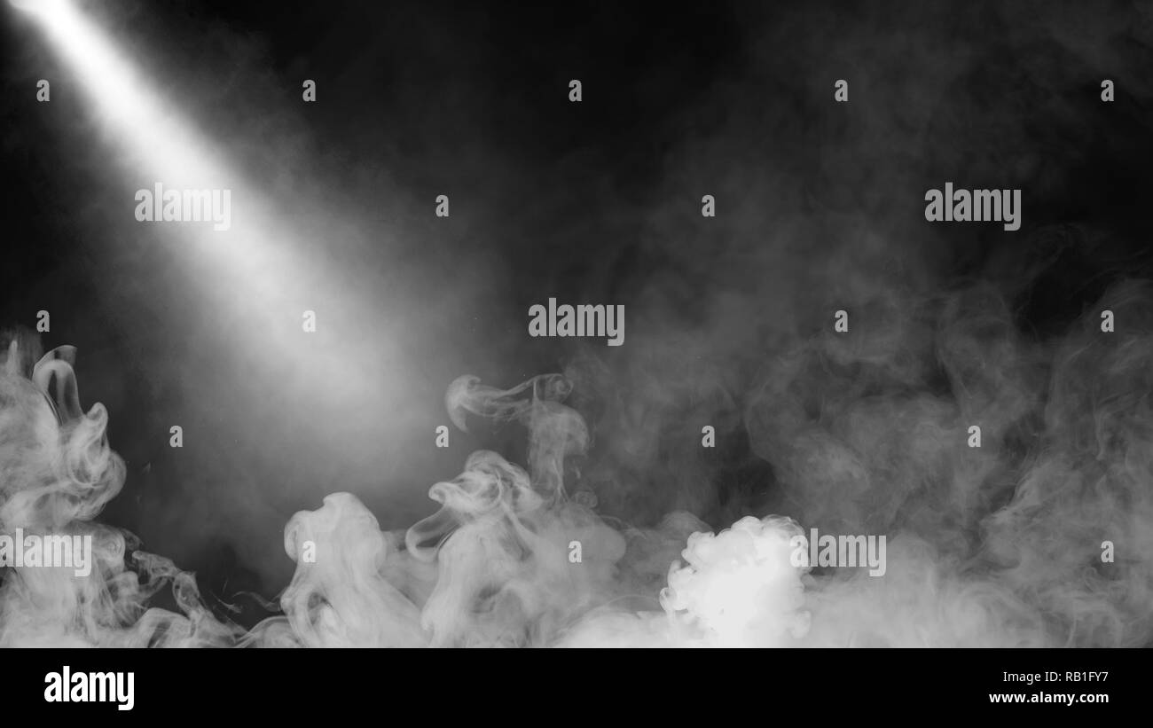 Ghiaccio secco nuvole di fumo nebbia texture del pavimento. .White spotlight perfetto effetto nebbia isolato su sfondo nero Foto Stock