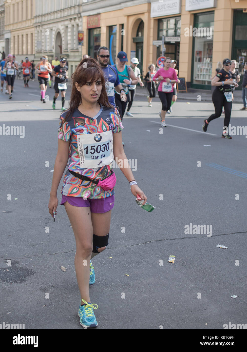 Berlino, Germania - 25 settembre 2016: ESAURITO camminando Runner alla maratona di Berlino 2016 Foto Stock