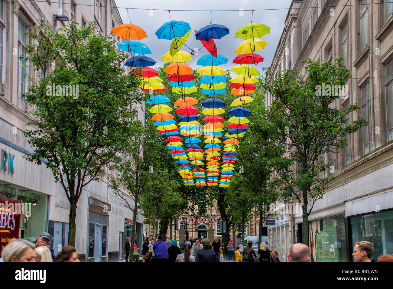 200 colorato colorato ombrelloni adornano la chiesa vicolo in Liverpool per aumentare la consapevolezza di ADHD Foto Stock