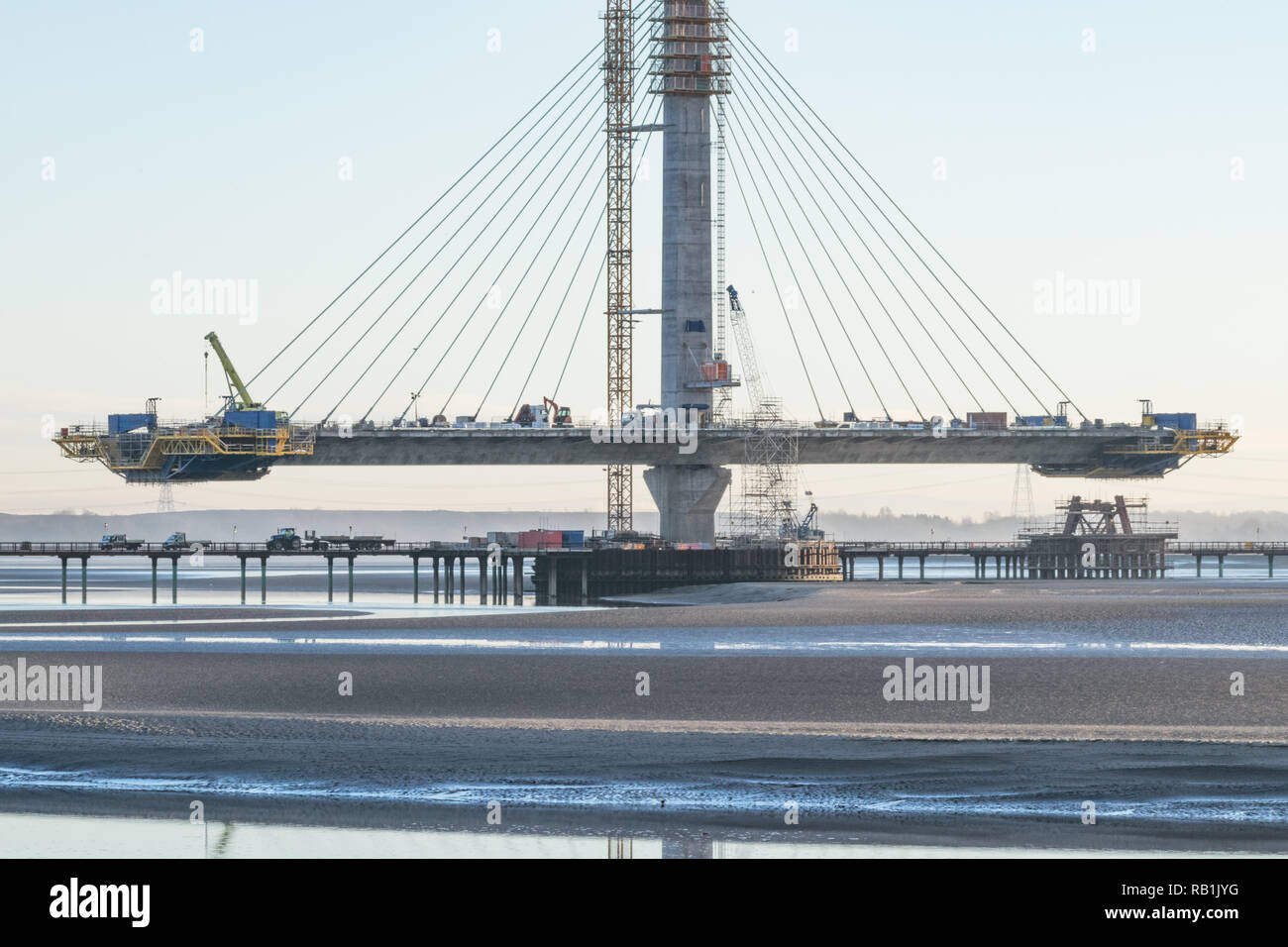 Fase di costruzione di 600 milioni di Lira Mersey ponte Gateway durante il mese di gennaio 2017 prima della sua apertura nel mese di ottobre 2017. Un ponte strallato Foto Stock