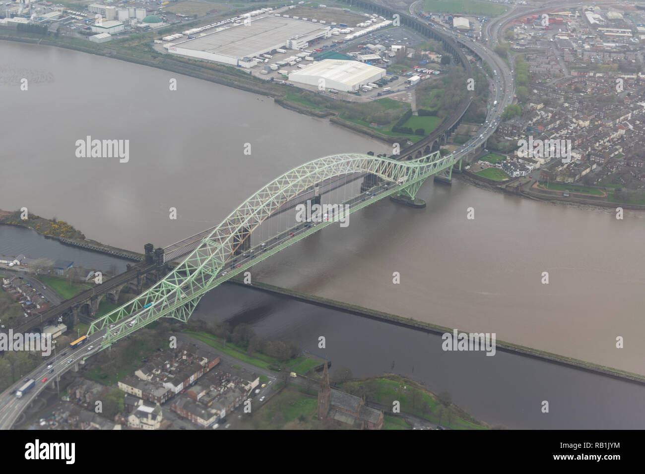 Volo sopra il Giubileo d'argento bridge spanning Widnes e Runcorn prima della sua chiusura nel 2017 Foto Stock