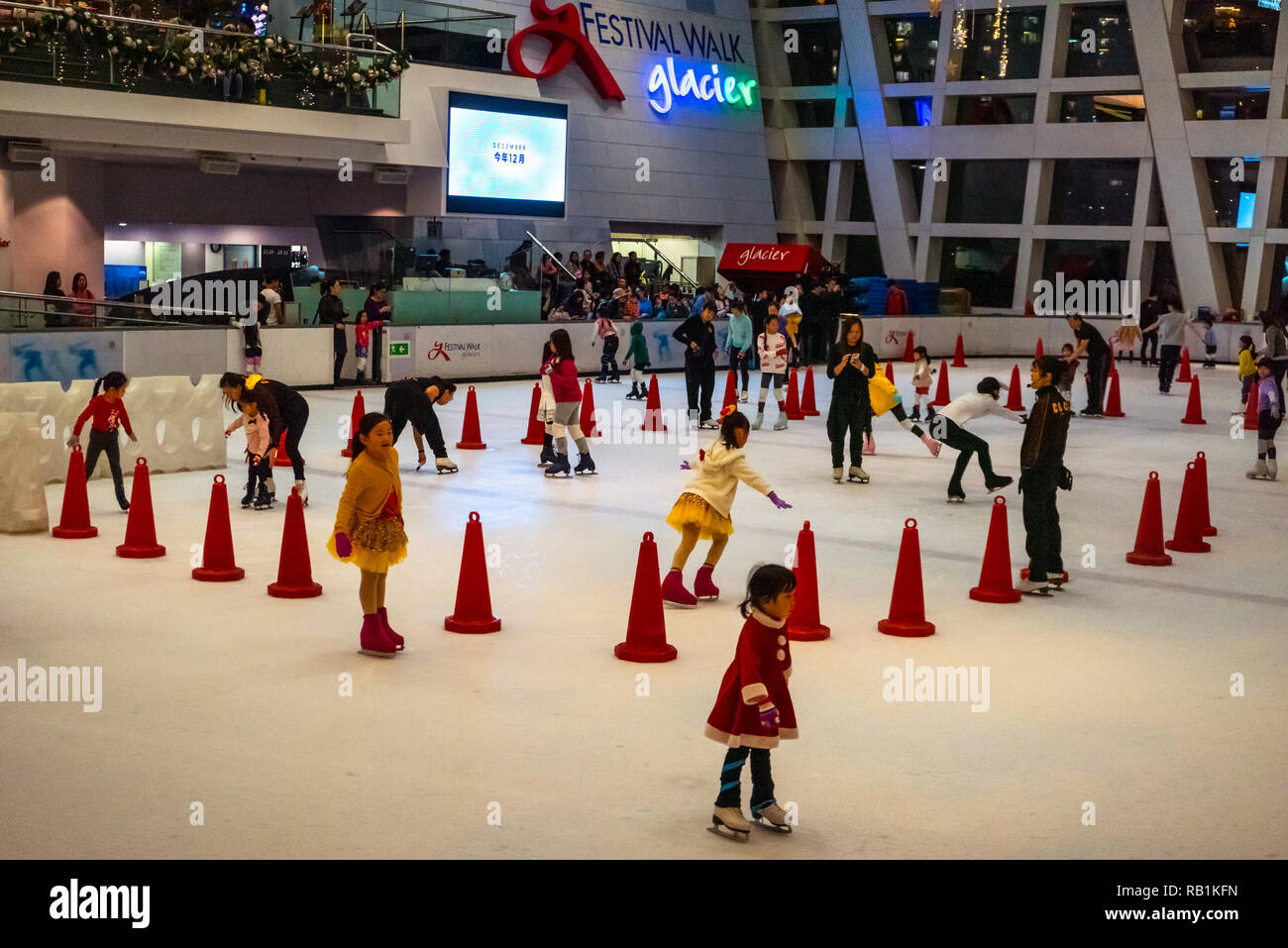 Glacier Pista di Pattinaggio su ghiaccio al Festival a piedi con il nome e il logo in background in Hong Kong, Cina Foto Stock