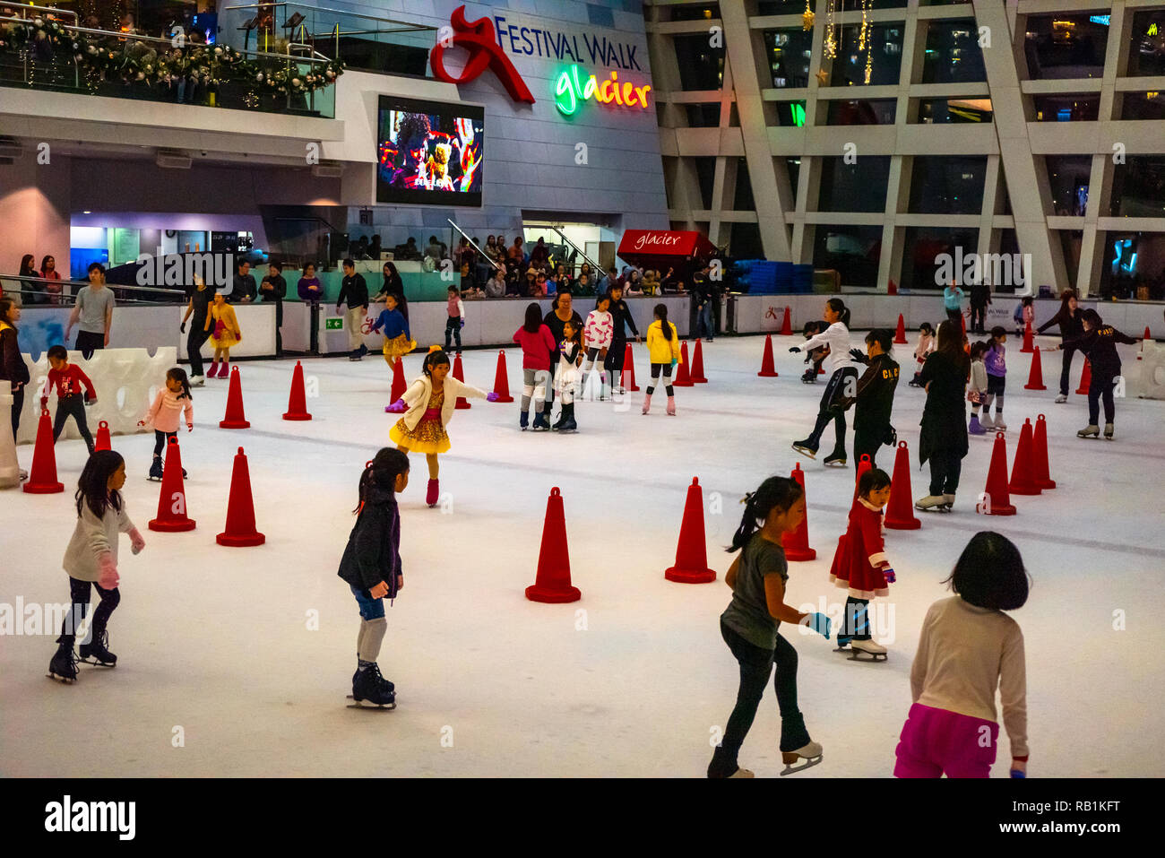 Glacier Pista di Pattinaggio su ghiaccio al Festival a piedi con il nome e il logo in background in Hong Kong, Cina Foto Stock